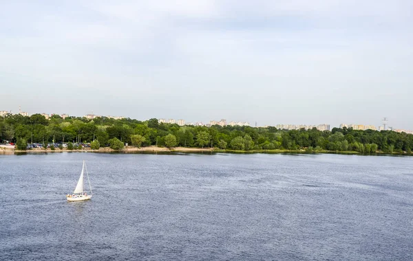 Hermosa Vista Del Paisaje Verano Velero Flotando Agua Largo Orilla — Foto de Stock