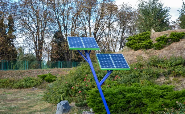 Instalación Ahorro Energía Paneles Solares Parque Entre Los Árboles Fondo — Foto de Stock