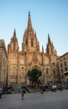 BARCELONA SPAIN 26 Haziran 2017: Gotik bölgede Katedral Kutsal Haç ve Aziz Eulalia. Turistler ana girişte dinleniyor ve günbatımının tadını çıkarıyorlar. Burası çok güzel ve popüler bir yer.