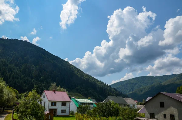 Blick Auf Das Karpatendorf Kolochava Hintergrund Häuser Und Nadelwälder Schöne — Stockfoto
