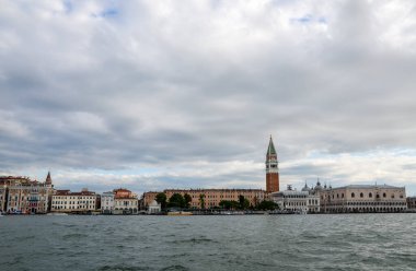 San Marco Meydanı (Piazza San Marco), Campanile, Doge Sarayı ve St. Mark Katedrali 'nin manzarası. Venedik simgesi. İtalya, Avrupa
