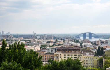 Dnipro nehri kıyısındaki tarihi Podil bölgesi ve inşa halindeki Podolsky köprüsü manzarası. Kyiv, Ukrayna