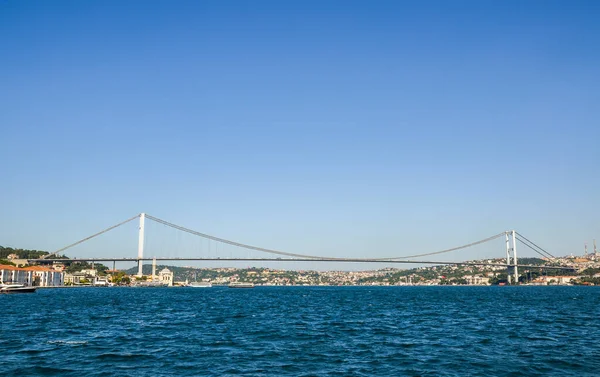 İstanbul Boğazı üzerindeki İstanbul Köprüsü, Ortakoy Camii ve gemiler. Sudan görünüm