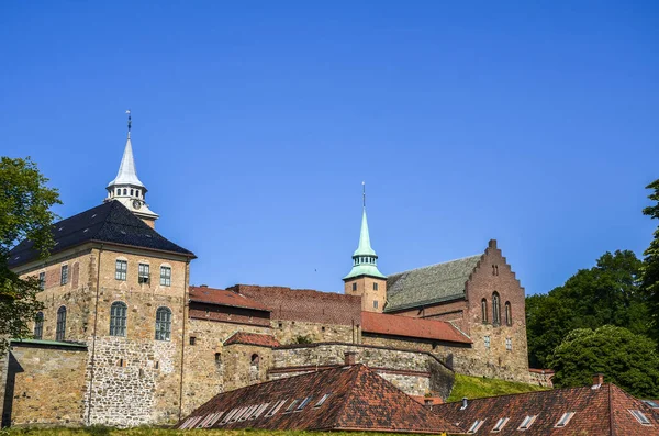 レンガや石の高い建物や壁を持つ城の塔 Akershus城とオスロの要塞で赤い瓦の屋根 ノルウェー — ストック写真