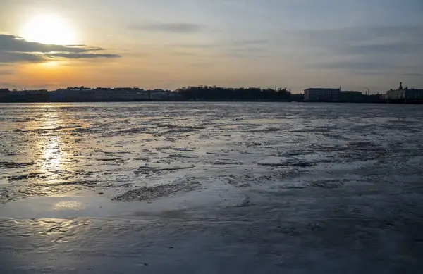 Вид Замерзшую Реку Неву Город Санкт Петербург Зимним Утром Восходе — стоковое фото