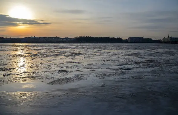 Widok Zamarzniętą Rzekę Neva Miejski Krajobraz Sankt Petersburga Zimowy Poranek — Zdjęcie stockowe