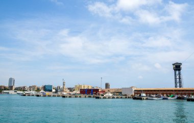 Montjuic Dağı 'ndan limana kadar Port Vell ve Cable Car kulesi. Barcelona 'daki Aerial Tramvayı. İspanya.