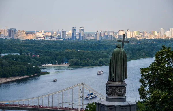 Dnieper Nehri 'ndeki Volodymyrska Tepesi' nden bir yaya köprüsü ve Kyiv kentinin bir sembolü olan St. Volodymyr anıtı görülüyor. Ukrayna 'ya seyahat 