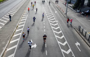 KYIV, UKRAINE - 6 Ekim 2019 Wizz Air City maratonu. Şehirde asfalt yolda koşan sağlıklı sporcular var. Hava görünümü.