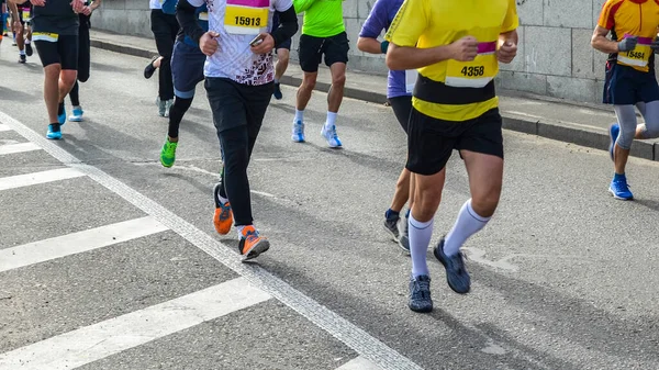 Gente Corre Piedi Nella Maratona Cittadina Strada Asfaltata Corridori Jogging — Foto Stock