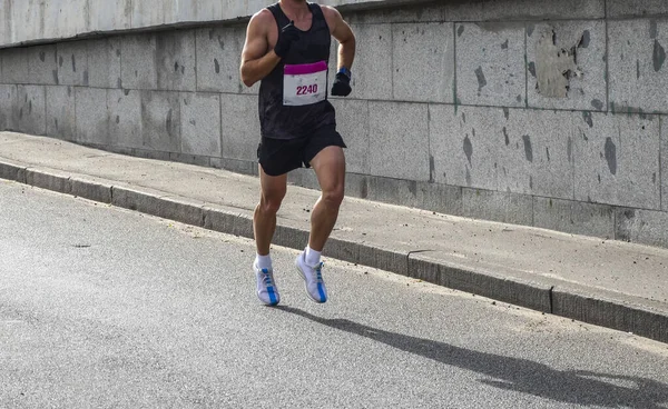 Gente Corre Piedi Nella Maratona Cittadina Strada Asfaltata Corridori Jogging — Foto Stock