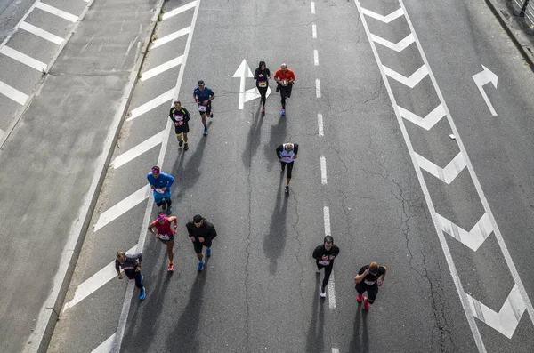KYIV, UKRAINE - 6 Ekim 2019 Wizz Air City maratonu. Şehirde asfalt yolda koşan sağlıklı sporcular var. Hava görünümü.