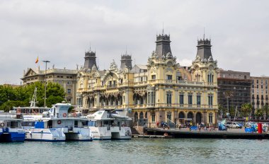 BARCELONA, İspanya - 27 HAZİRAN 2017: Eski gümrük binasının manzarası ve İspanya 'nın Barcelona, Port Vell kentinde demirlemiş birçok zevk gemisi