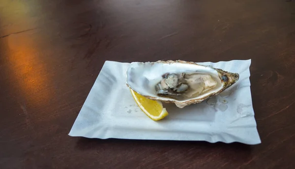 Limon Dilimleriyle Taze Açılmış Istiridye Sağlıklı Deniz Ürünleri Gurme Yemekleri — Stok fotoğraf