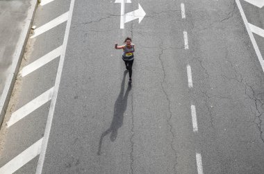 KYIV, UKRAINE - 6 Ekim 2019 Wizz Air City maratonu. Koşucular yarışmadan zevk alırken duygularını ifade etmek için ellerini kaldırıyorlar. Yukarıdan görüntüle