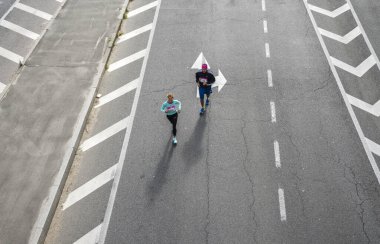 KYIV, UKRAINE - 6 Ekim 2019 Wizz Air City maratonu. Şehir yolunda koşan koşucuların yüksek açılı görüntüsü. kilo kaybı ve kardiyo eğitimi