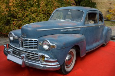 KYIV, UKRAINE 6 Ekim 2019: Eski araba karası festivali. Lincoln Zephyr orta boy Lincoln lüks arabaların en düşük fiyatlı ürünüydü..