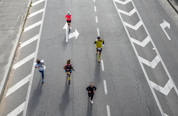 KYIV, UKRAINE - 6 Ekim 2019 Wizz Air City maratonu. Şehir yolunda koşan koşucuların yüksek açılı görüntüsü. kilo kaybı ve kardiyo eğitimi