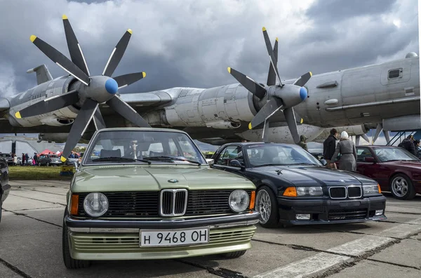 Kyiv Ukraine October 2019 Old Car Land的不同车型宝马 展览会上展出了世界上不同厂商的900多部专用车 — 图库照片