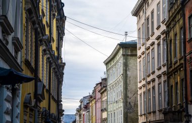 Ukrayna 'nın Lviv şehrinin tarihi merkezindeki binalar ve evler arasındaki alt manzara. Eski şehrin sokakları ve mimarisi