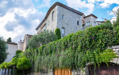 Binalar ve dar sokaklar ortaçağ güçlendirilmiş köy Saint Paul De Vence Fransız Rivierası 'nın iki derin vadisi arasına tünemişti.