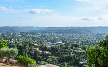 Saint-Paul-de-Vence, Provence bölgesi yakınlarındaki Sahil Alp Dağları 'nın bulunduğu panoramik kırsal arazi güneşli yaz günü Fransa' nın güneydoğusunda.