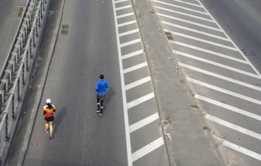 KYIV, UKRAINE - 6 Ekim 2019 Wizz Air City maratonu. Şehirde koşan aktif grup üyelerinin hava görüntüsü. Sağlıklı bir yaşam tarzı. Kilo kaybı. Şehir maratonu koşusu.