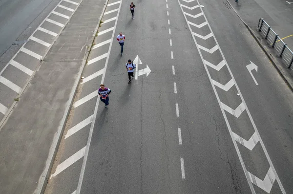 KYIV, UKRAINE - 6 Ekim 2019 Wizz Air City maratonu. Şehirde koşan aktif grup üyelerinin hava görüntüsü. Sağlıklı bir yaşam tarzı. Kilo kaybı. Şehir maratonu koşusu.