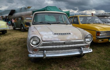 KYIV, UKRAINE 6 Ekim 2019: eski araba karası festivali. Birinci nesil Ford Cortina Super 1966, sedan - Kyiv 'deki eski araba sergisinde ucuz bir orta sınıf model.