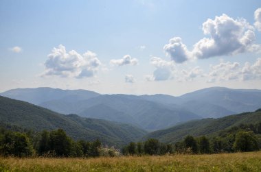 Ukrayna, Karpatlar 'da orman yamaçları, dağ sıraları ve zirveleri olan resimli bir yaz manzarası. Dağlarda tatiller.