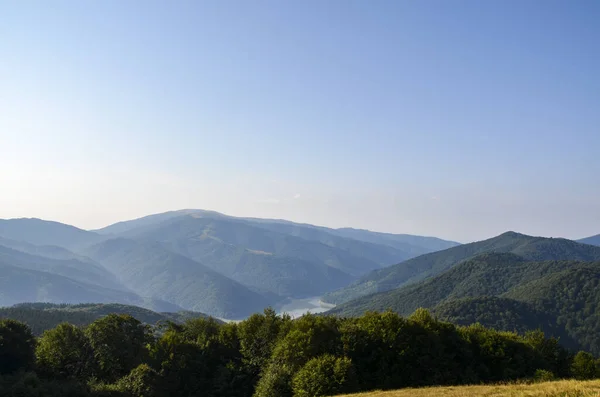 Karpatengebirgslandschaft Mit Hügeln Wasserreservoir Und Blauem Himmel Mit Wolken Fluss — Stockfoto