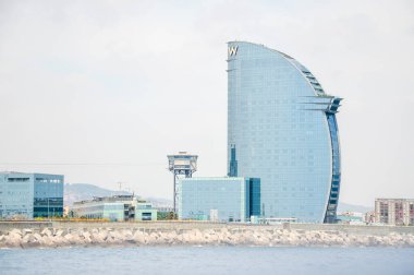 BARCELONA, SPAIN - 27 HAZİRAN 2017: İspanya 'nın Barceloneta bölgesindeki W veya Vela Oteline (Sail Hotel) bakış