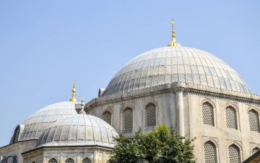 Büyük Kubbe 'nin dış görünüşü ve Osmanlı mimarisinde finansman bulunan iki yarı kubbe, mavi gökyüzüne karşı, İstanbul ve Türkiye' de kopyalama alanı