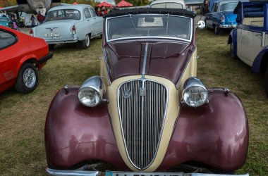 KYIV, UKRAINE 6 Ekim 2019: eski araba karası festivali. Fiat NSU 1100 spor Cabriolet 1938 eski İtalyan otomobil sergisinde bulunan ucuz bir spor otomobil.