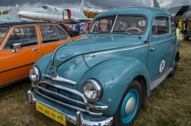 KYIV, UKRAINE 6 Ekim 2019: eski araba karası festivali. Ford Taunus, Kyiv 'deki retro araba fuarında sunulan küçük ve orta büyüklükte bir aile arabasıdır.