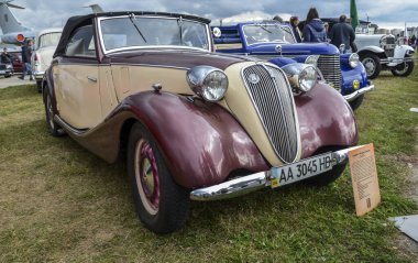 KYIV, UKRAINE 6 Ekim 2019: eski araba karası festivali. Fiat NSU 1100 spor Cabriolet 1938 eski İtalyan otomobil sergisinde bulunan ucuz bir spor otomobil.