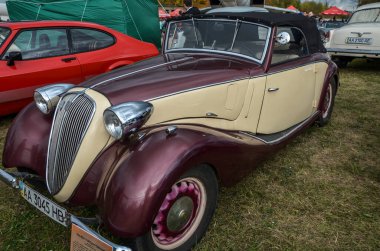 KYIV, UKRAINE 6 Ekim 2019: eski araba karası festivali. Fiat NSU 1100 spor Cabriolet 1938 eski İtalyan otomobil sergisinde bulunan ucuz bir spor otomobil.