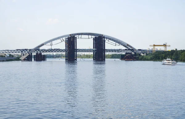 俯瞰第聂伯河上的波多尔斯基地铁大桥 这是乌克兰基辅正在建造的一座公路 铁路联合桥梁 — 图库照片