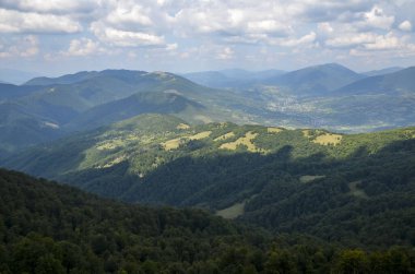Resimli Karpat Dağları 'nın panoramik manzarası. Orman yamaçları, dağ sıraları ve zirveleri var. Dağlarda tatiller.