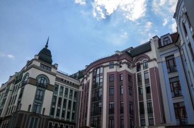 Seçkin Vozdvyzhenka ilçesinin merkezindeki Kyiv şehrinin çok renkli cepheli renkli konut binaları