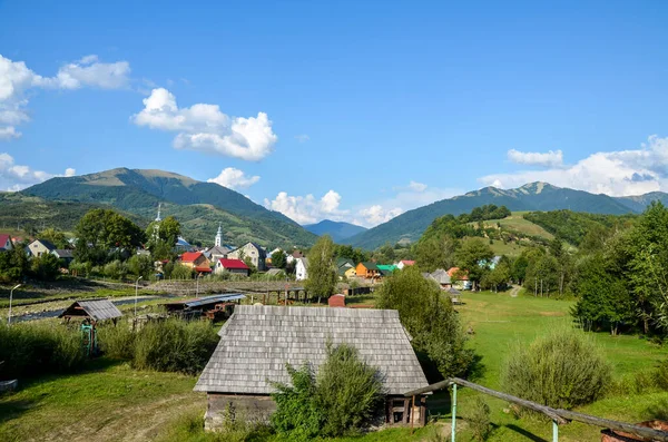 전통적 카르파티아 풍경의 그림같은건 여름에 마을에 — 스톡 사진