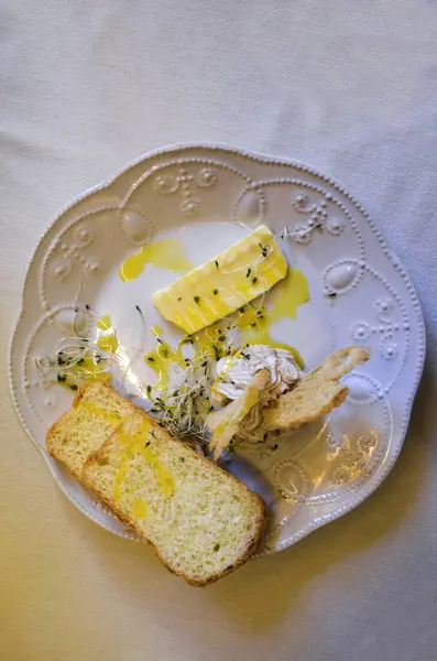 Licht Ontbijt Met Croutons Zelfgebakken Brood Boter Paté Salade Een — Stockfoto