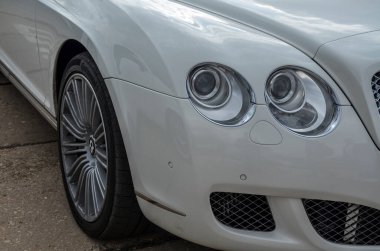 KYIV, UKRAINE OKTOBER 6. 2019: Bentley Continental üstü açılabilir lüks otomobilin bir parçası Kyiv 'deki 