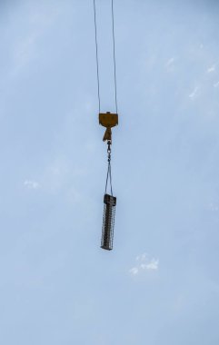 Kule vinci, Barselona 'daki ünlü katedralin inşası için tasarlanmış granit haçı mavi gökyüzüne karşı hareket ettirir.