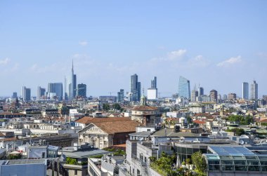 Milan katedrali Duomo 'nun çatısından havadan panoramik manzara, şehrin modern mimarisi, Porto Nuovo iş bölgesinde ofisler ve konut binaları arka planda