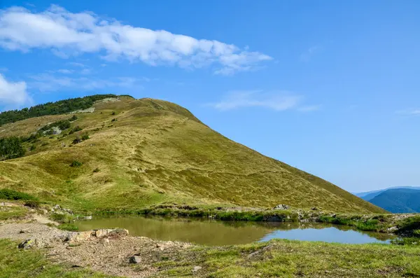 Hermoso Paisaje Montañoso Nubes Cielo Azul Con Altas Colinas Verdes —  Fotos de Stock