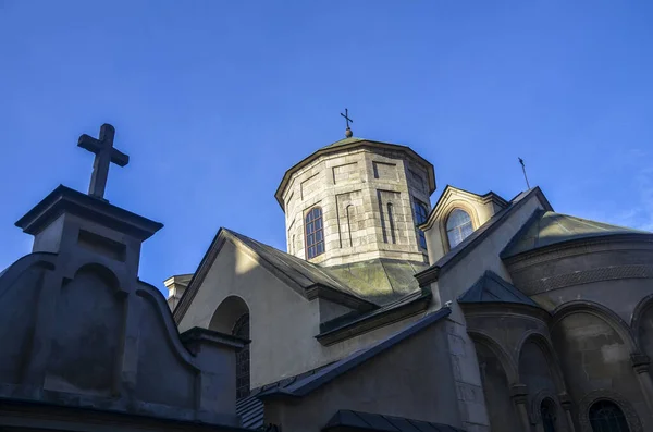 Cúpulas Fachada Com Cruz Cristã Torre Antiga Igreja Armênia Assunção — Fotografia de Stock