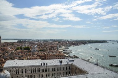 St. Marks Campanile 'in yukarısından Doges Palace ve Grand Canal' ın yaz günlerinde bulunduğu eski Venedik şehri.