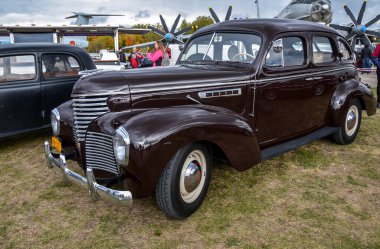 KYIV, UKRAINE 6 Ekim 2019 Eski Otomobil Ülkesi Festivali. 1939 Amerikan De Soto S6 sedan. S6 orta sınıf insanları hedef almıştı. Ünlü araba Walt Disney de bir keresinde aynı arabayı kullanmıştı..