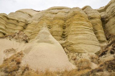 Cappadocia Vadisi 'nde görkemli renkli kaya oluşumları. Manzara popüler bir turistik cazibe ve doğa harikasıdır. Türkiye